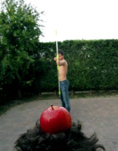 Mela rossa e persona in piedi